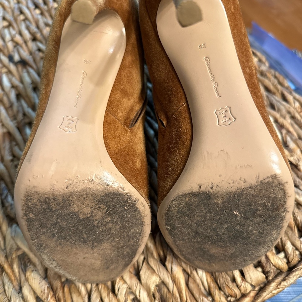 Gianvito Rossi Tan Suede Ankle Booties ~ Great condition.  Size 39 - Picture 8 of 10